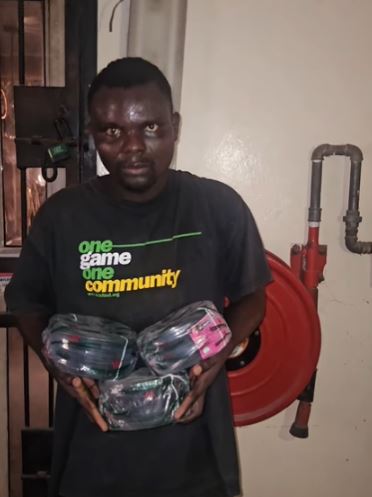 VIDEO: Drama in Lekki as Man Is Caught Red-Handed After Sneaking Into Electrical Store to Steal Cables