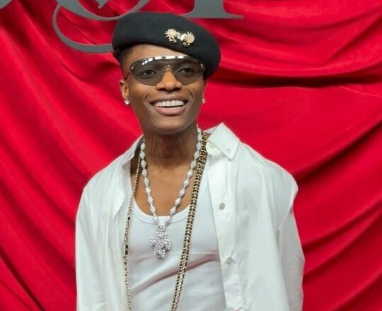 Carter Efe Kneels to Wizkid, Begs Fans for Forgiveness After Backlash